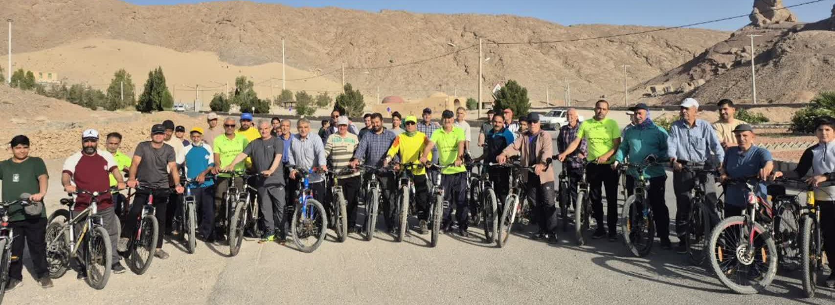گروه دوچرخه‌سواران یزد در مسیر کوهستانی