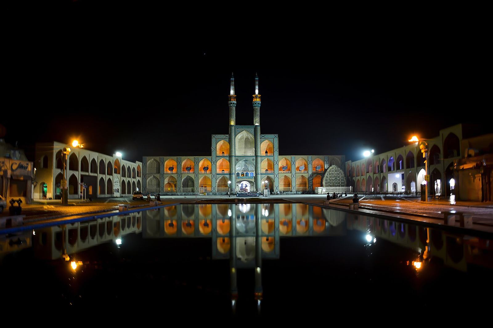 میدان امیرچخماق یزد در شب